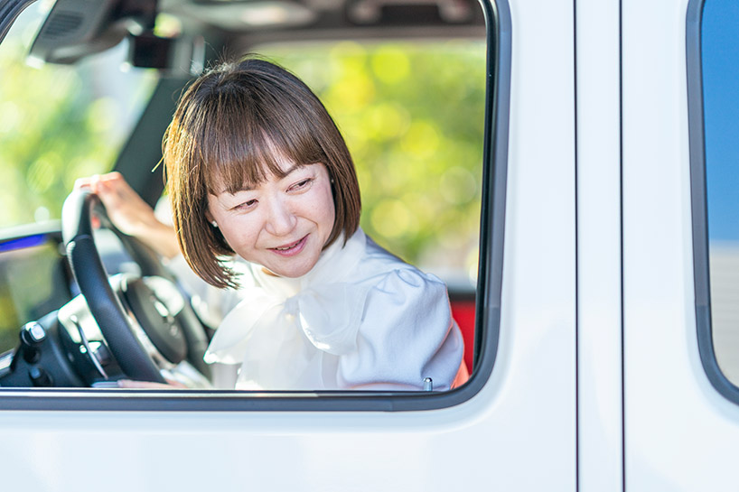 大きな体躯のGクラスを慣れたドライビングで車庫入れする石手さん