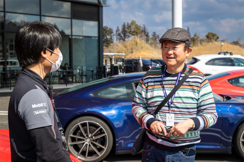 インストラクターと会話をする本庄邦之さん