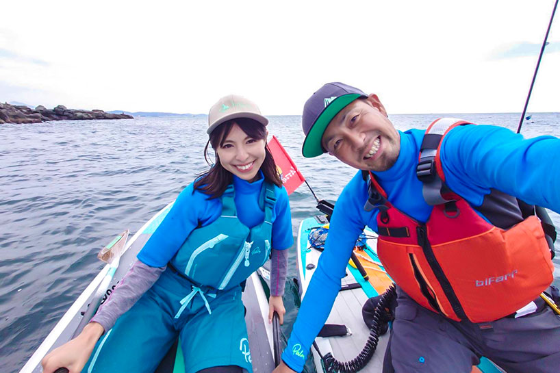 海の上で写真を撮る菜摘さんと柳田さん